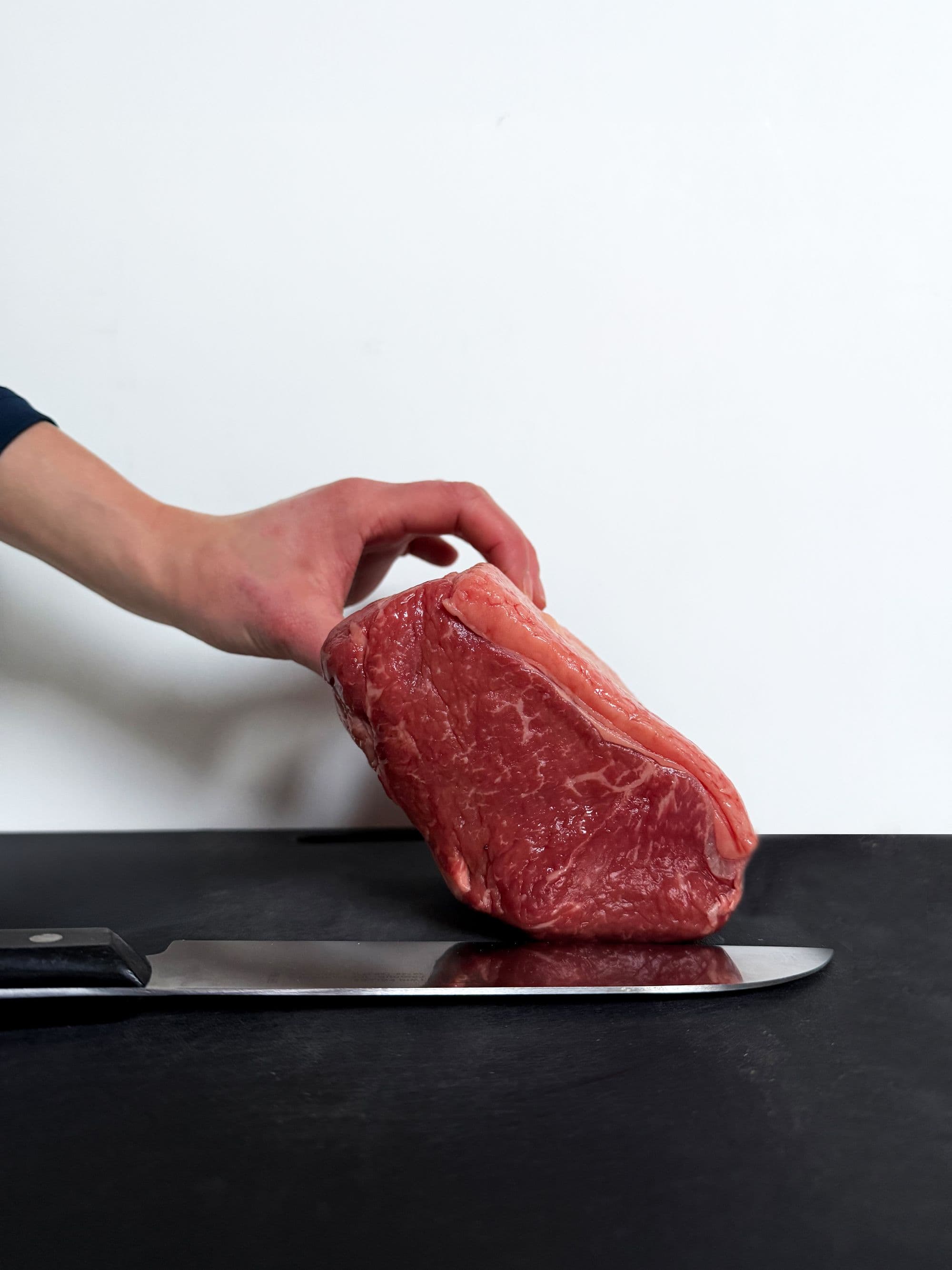 ryggbiff med kappa liggandes på en skärbräda, clean eating, kött med bra protein. 