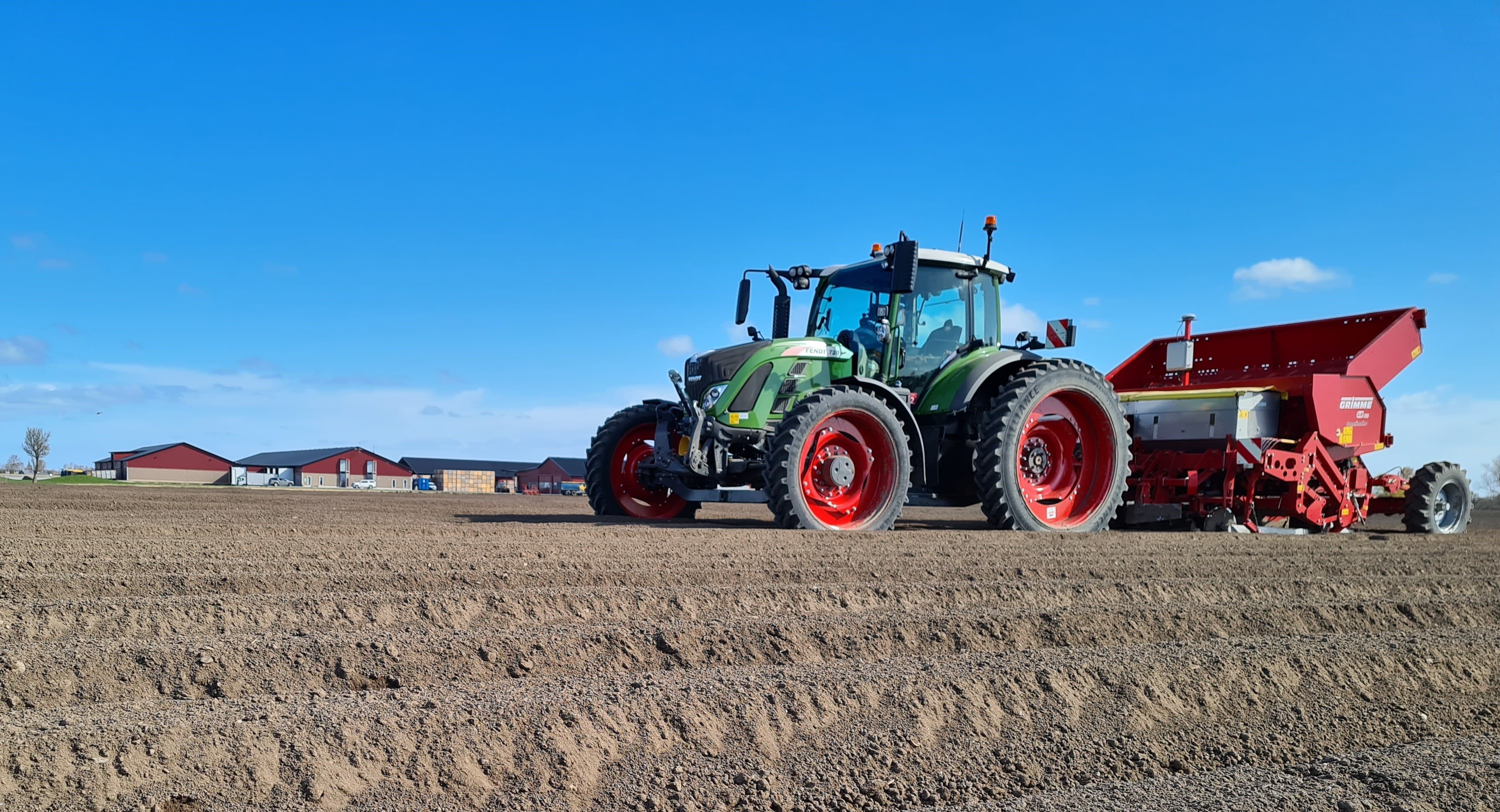Traktor i fält