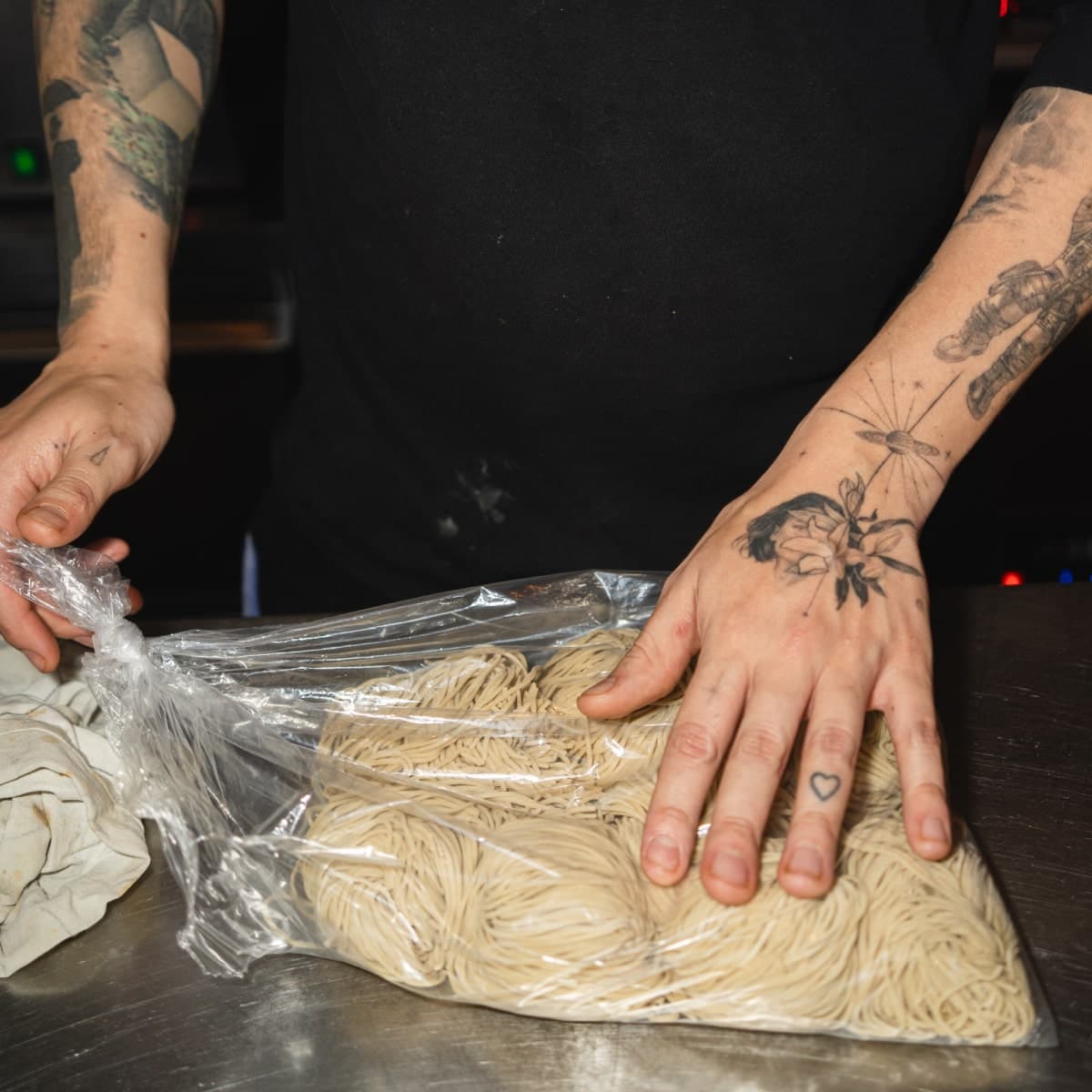 Färska ramen nudlar i påse