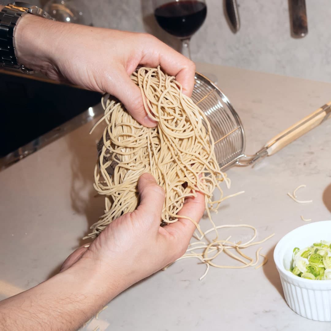 Färska ramen nudlar som produceras på bordet