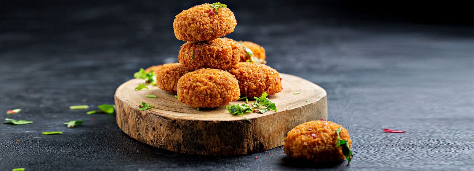 Falafel på skärbräda