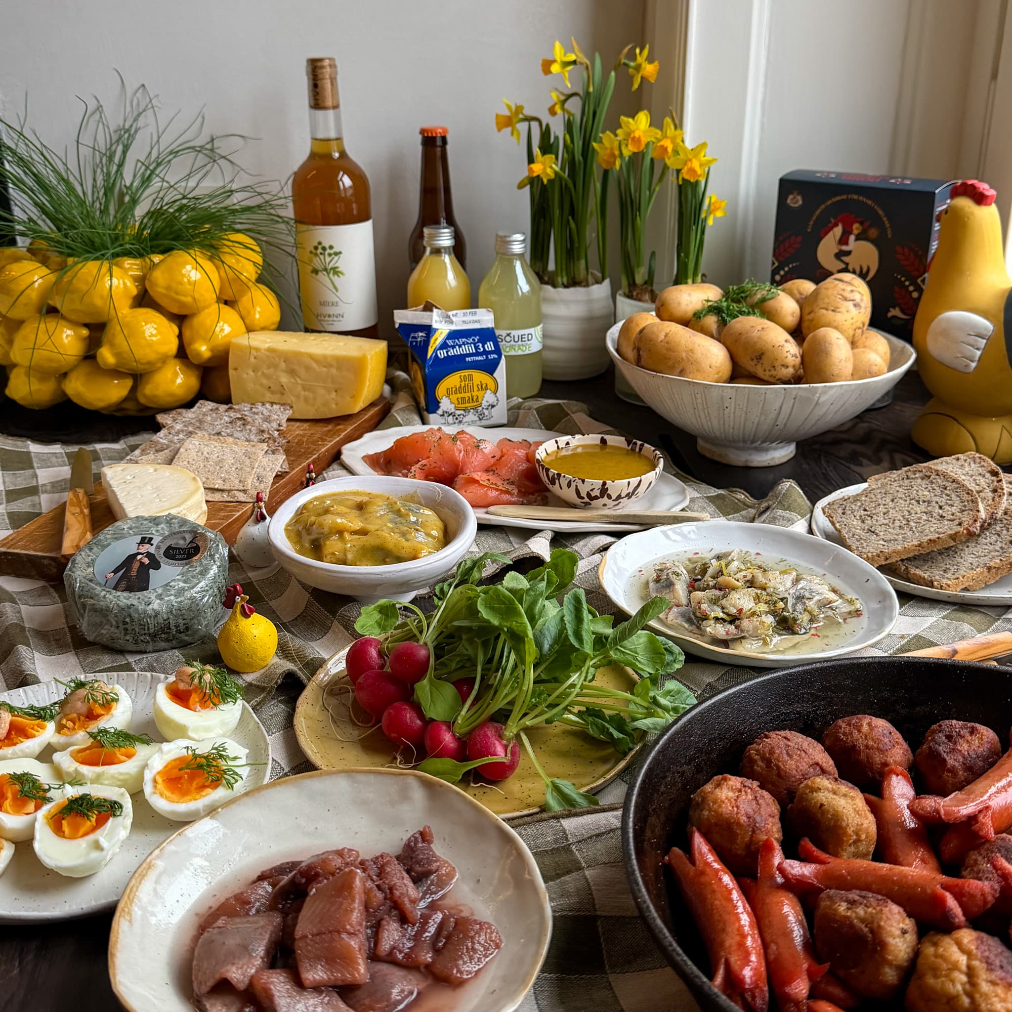 Påskbord stor och fylligt, korv ost, sill, lax, rädisor 