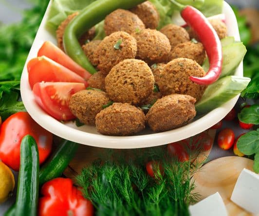 Falafel i skål med grönsaker 