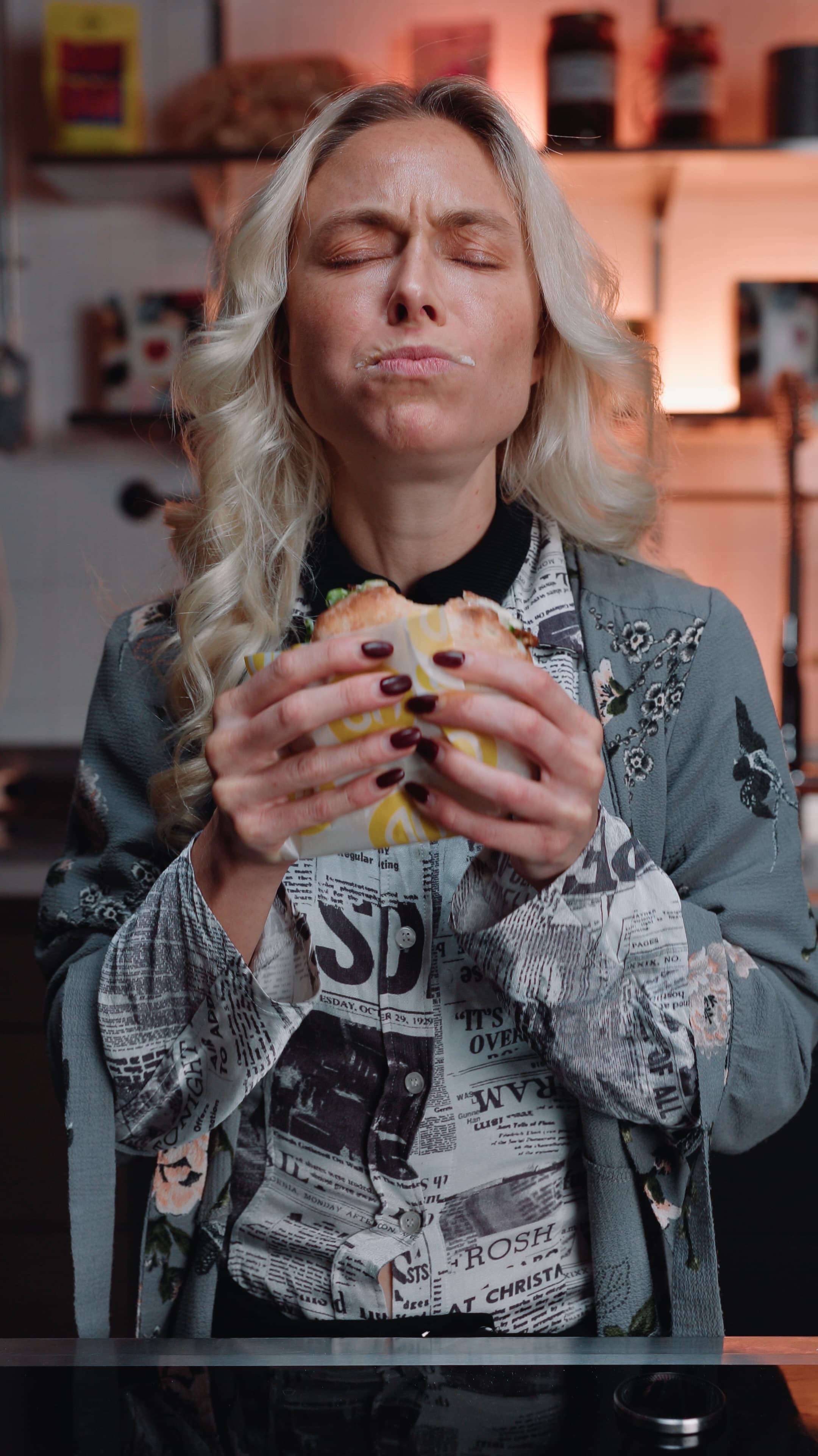 Desiree smakar på bärta Pita m