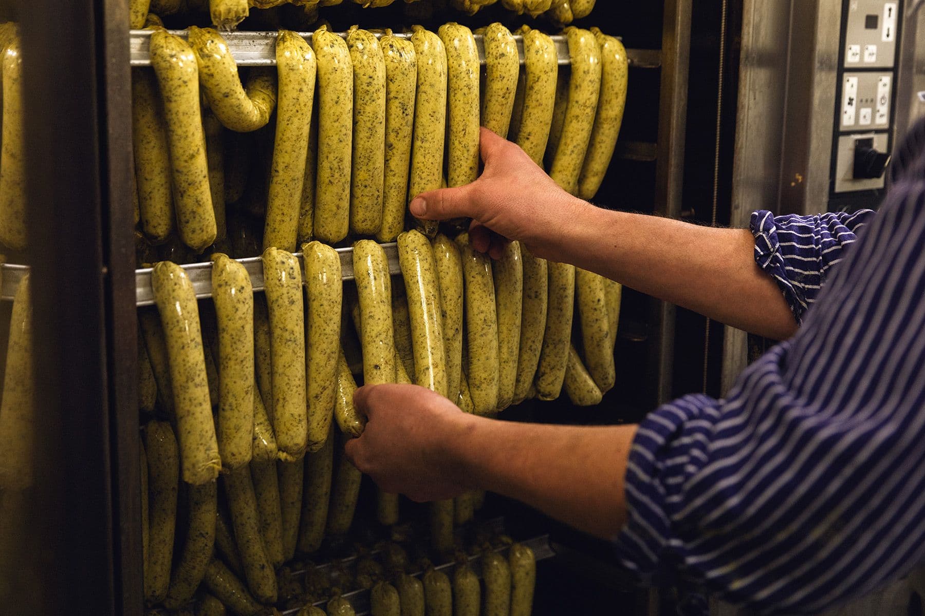 Korv på rökning i Gotlands korvfabrik