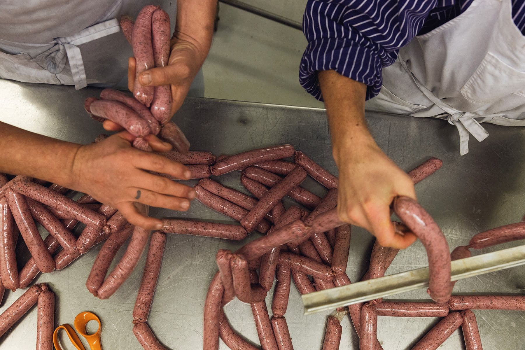 Korvstoppning i Gotlands korvfabrik