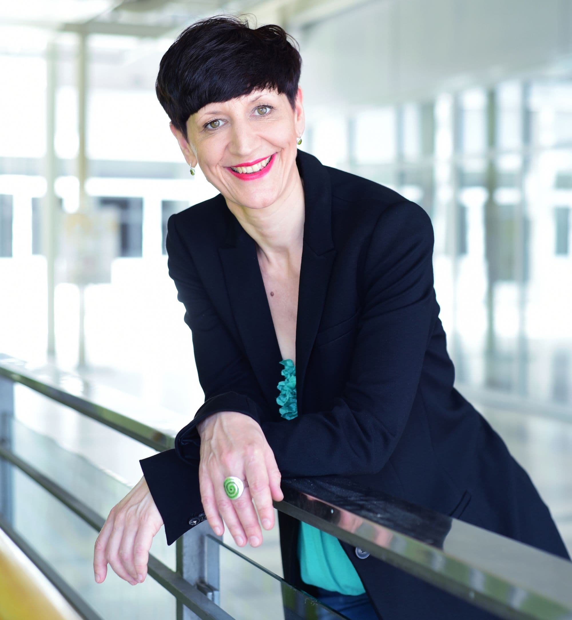 mariana myllas nya nutritionist hälsosam och kickstart mat 2026 hänger över räcke smilande och positiv