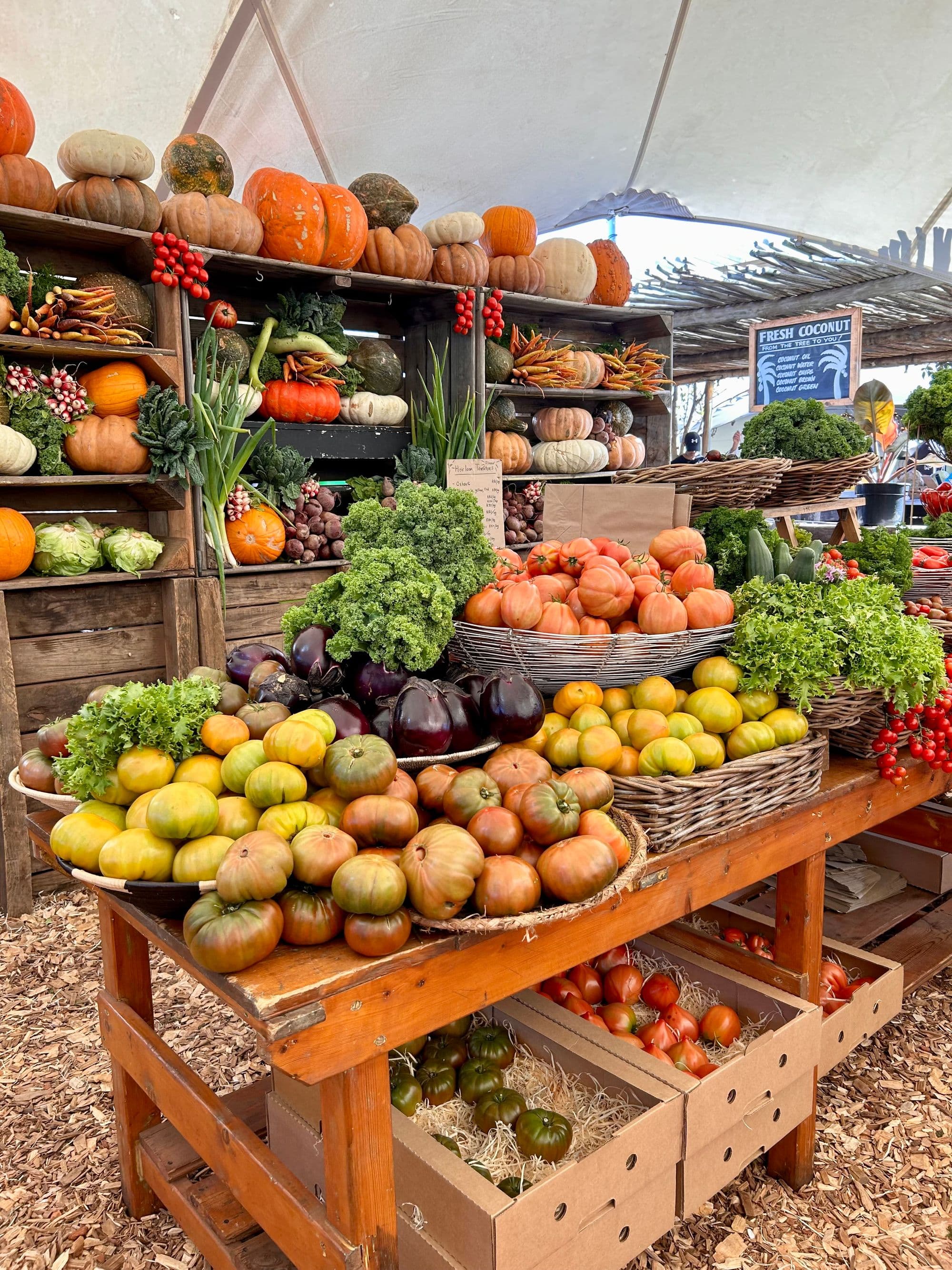 grönsaksstånd med tomater på hög, färgglatt 