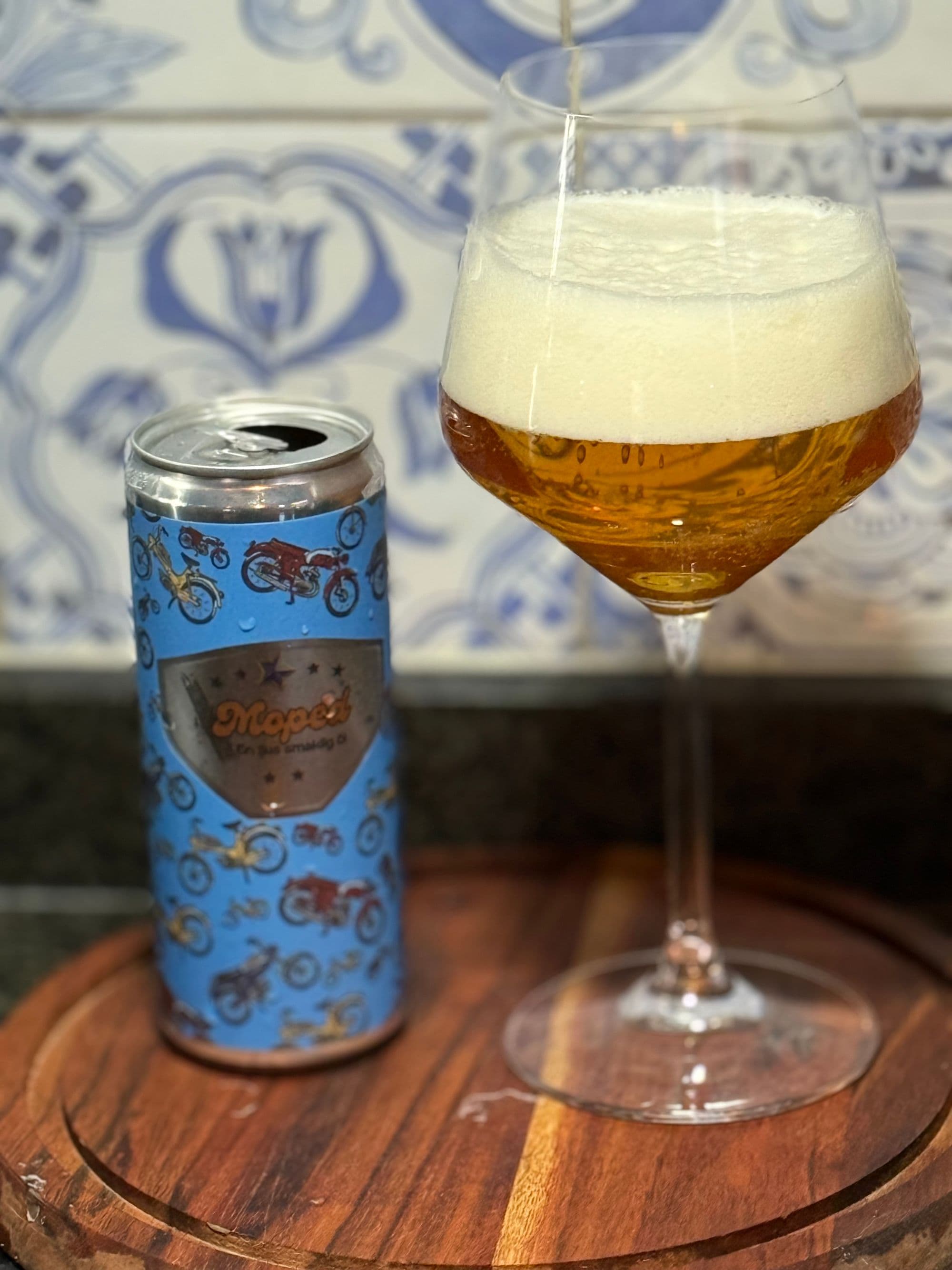 Pilsner upphälld i ett glas från Pilsnerfabriken