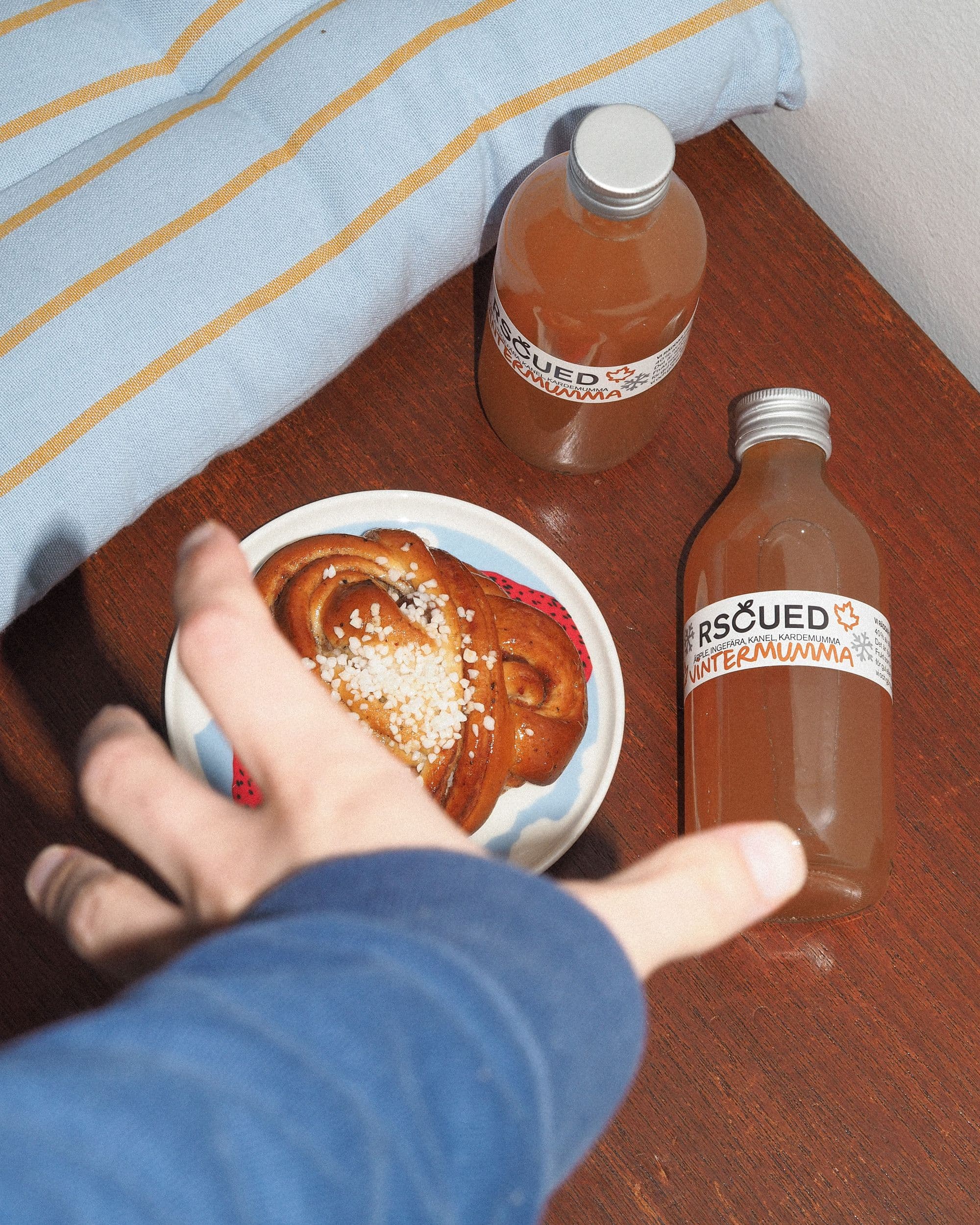 Rscued juldryck och kanelbulle med jucieflaskor