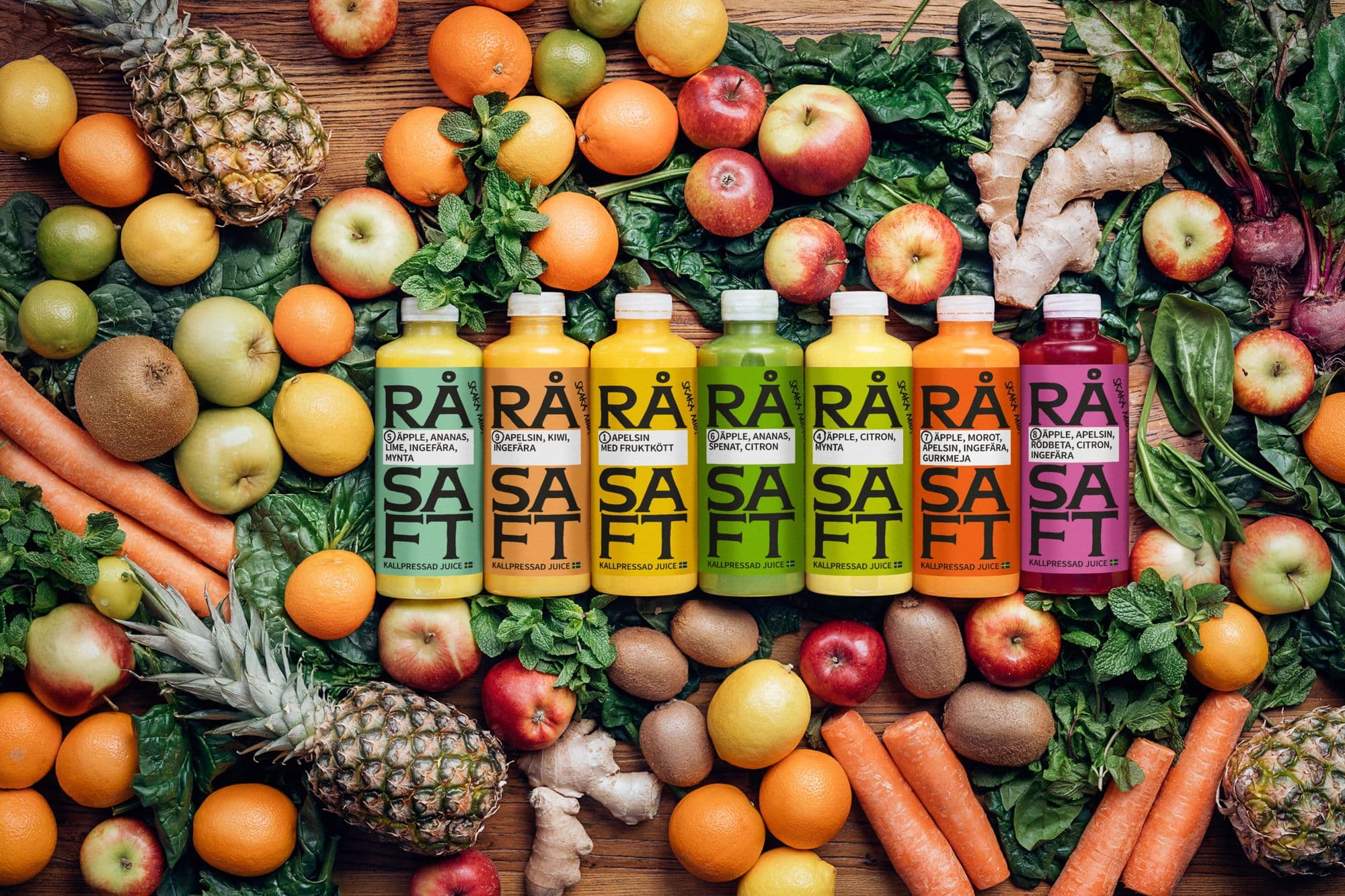 Råsaft på en bädd av frukt &grönsaker