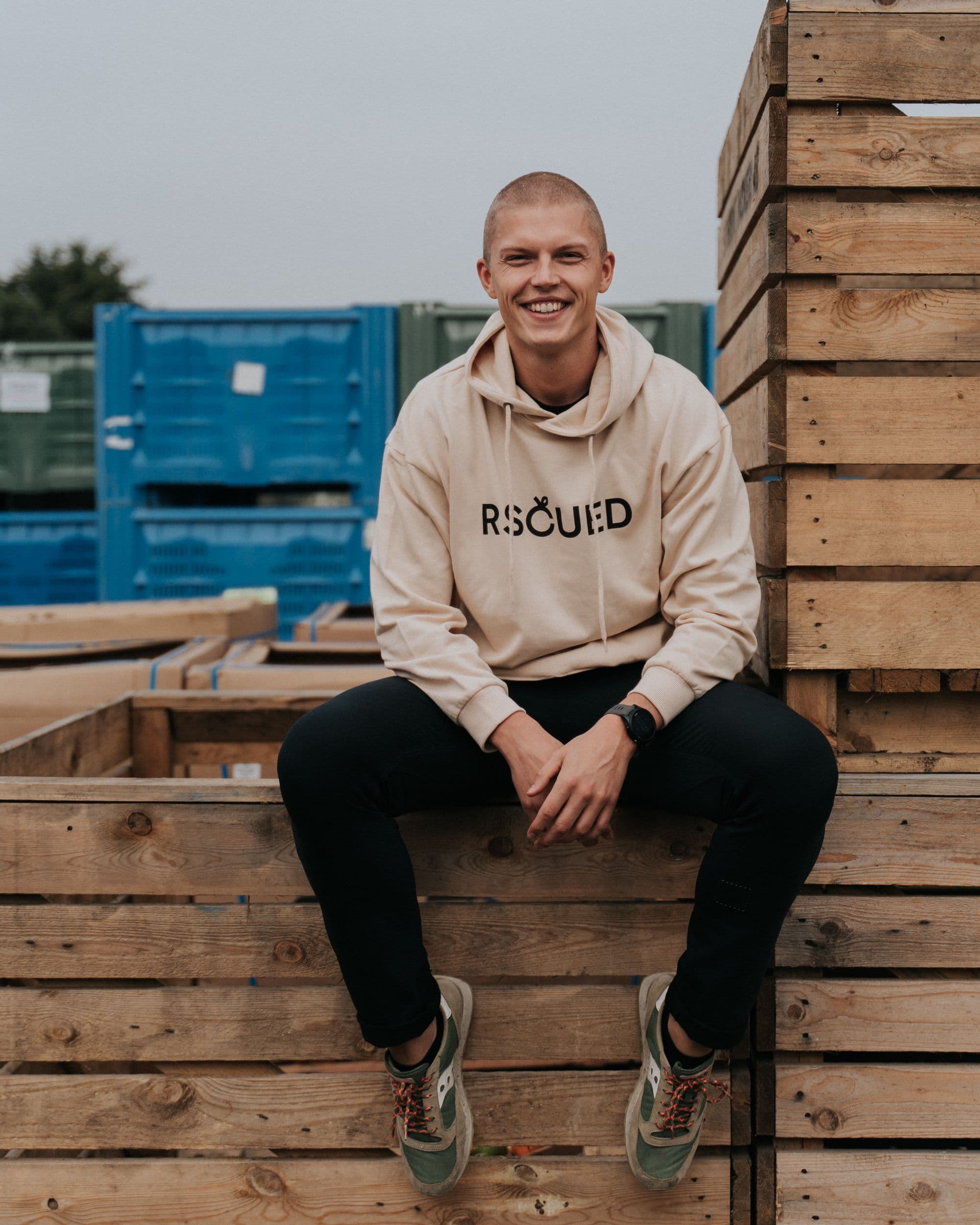 Rescued grundare som sitter på fruktbackar 