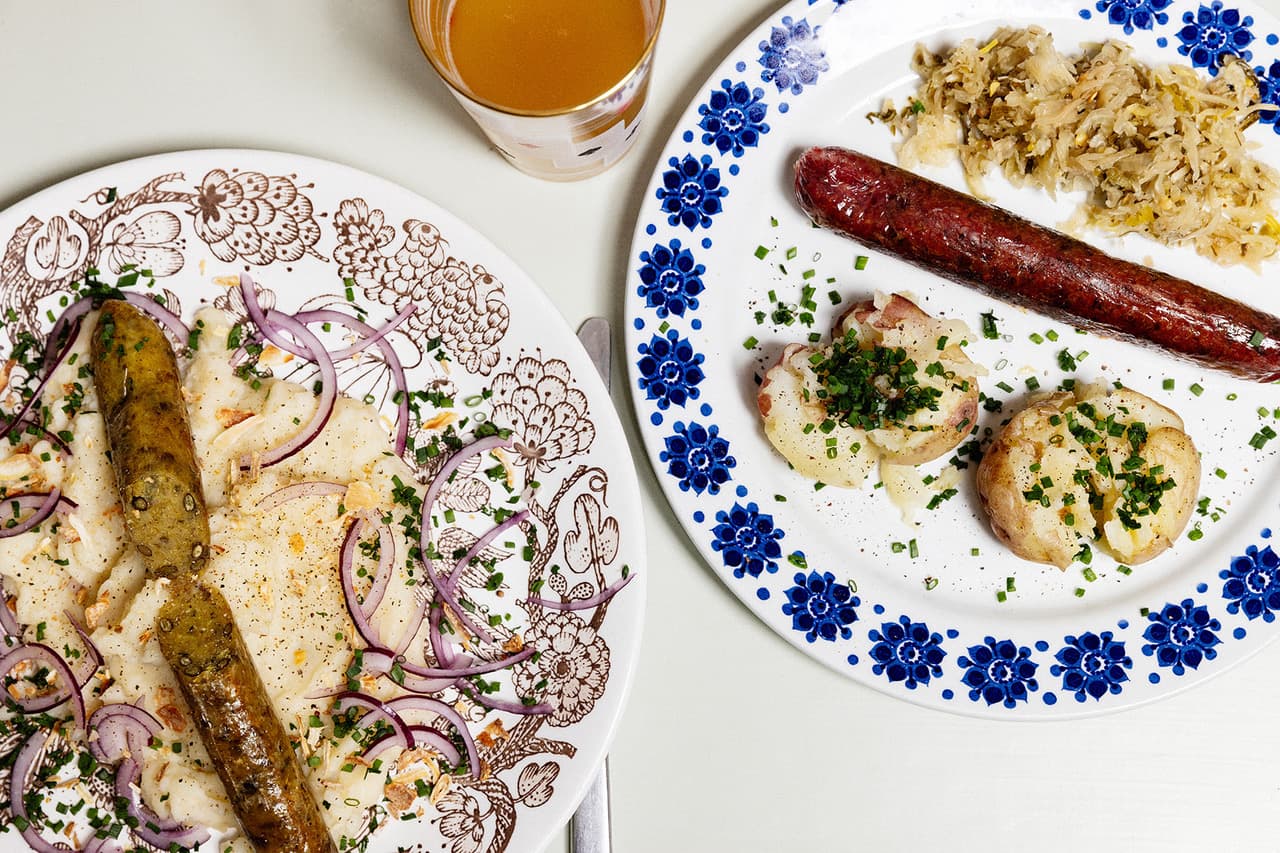 Växtchark korvar på tallrik med tillbehör