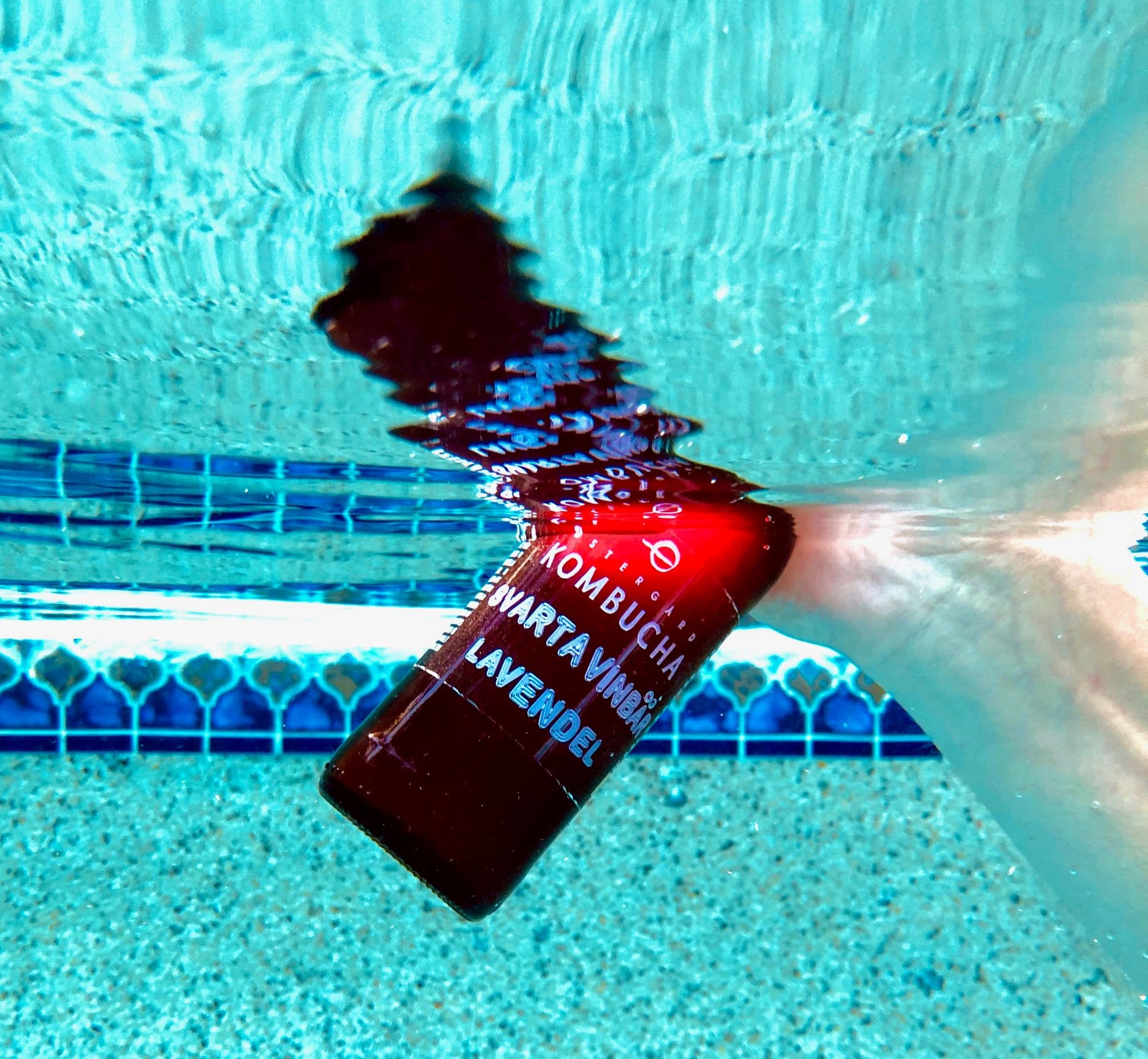 Kombucha flaska under vatten