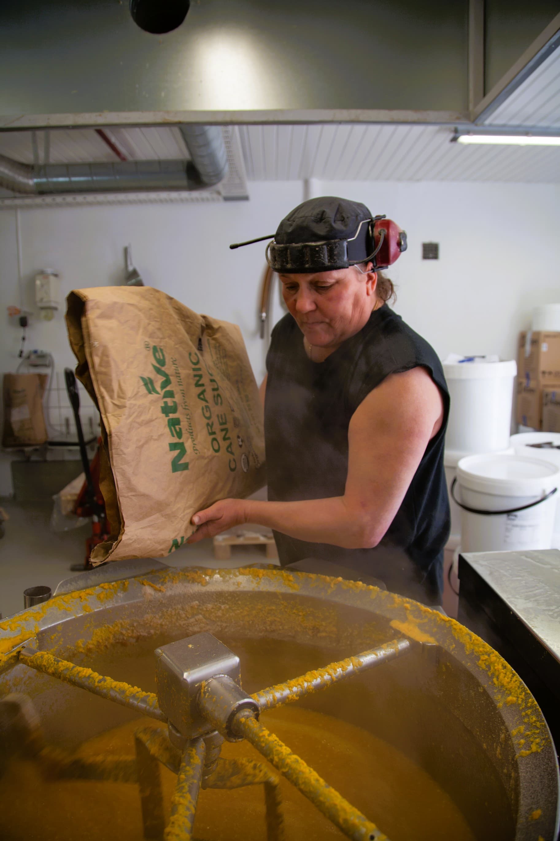 Här kokar vi marmelad i en stor gryta