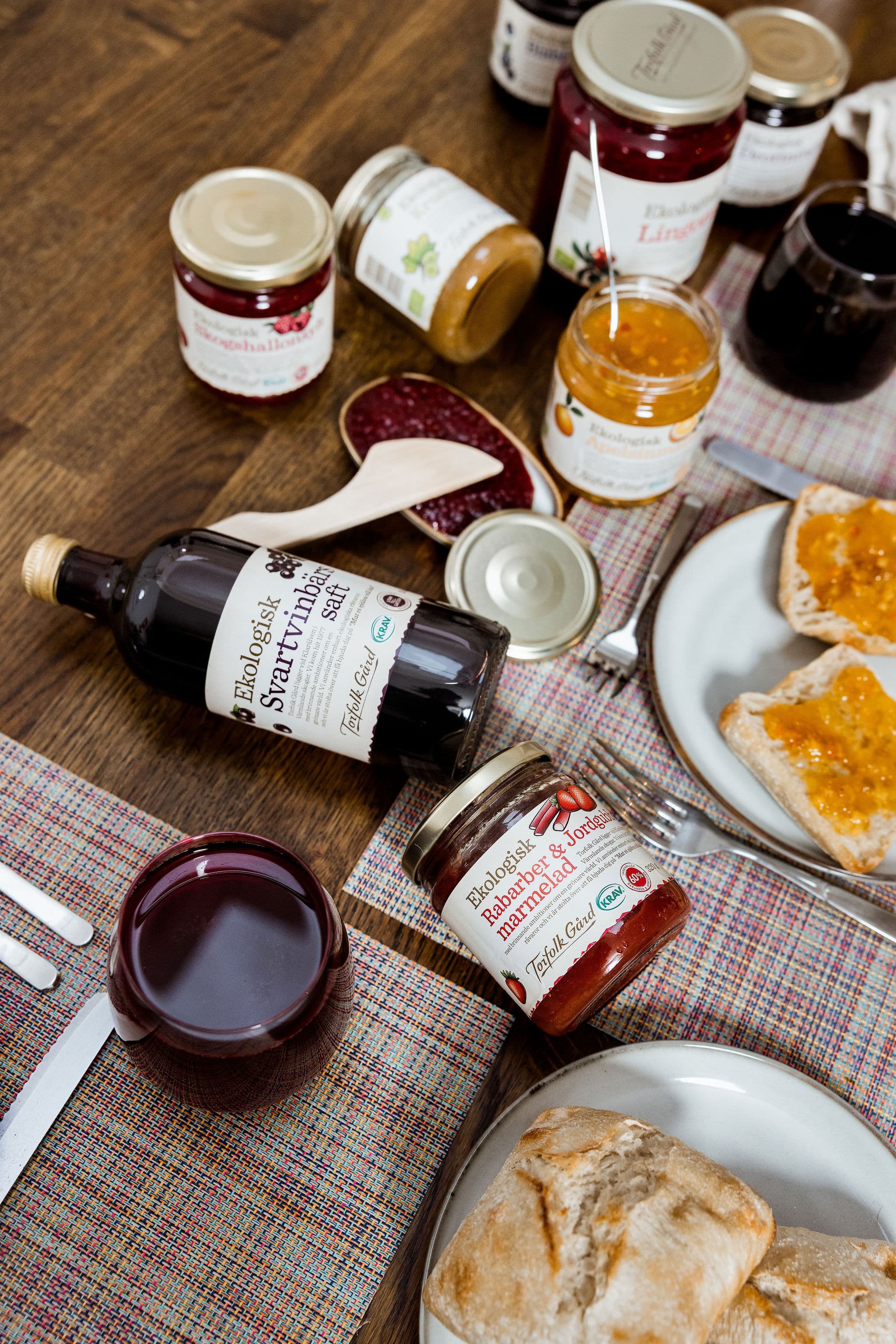 Marmelad på ett bord med rostat bröd