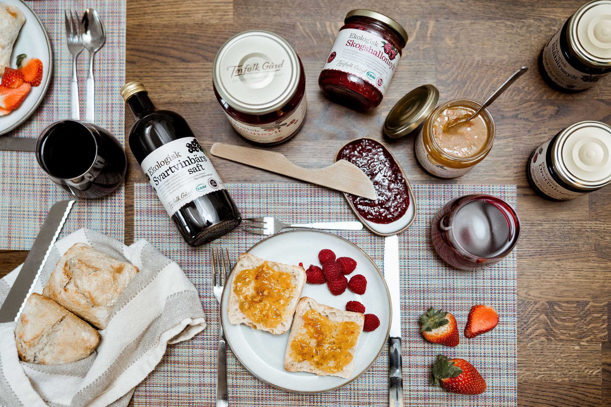 Saft och sylt på ett bord med rostat bröd