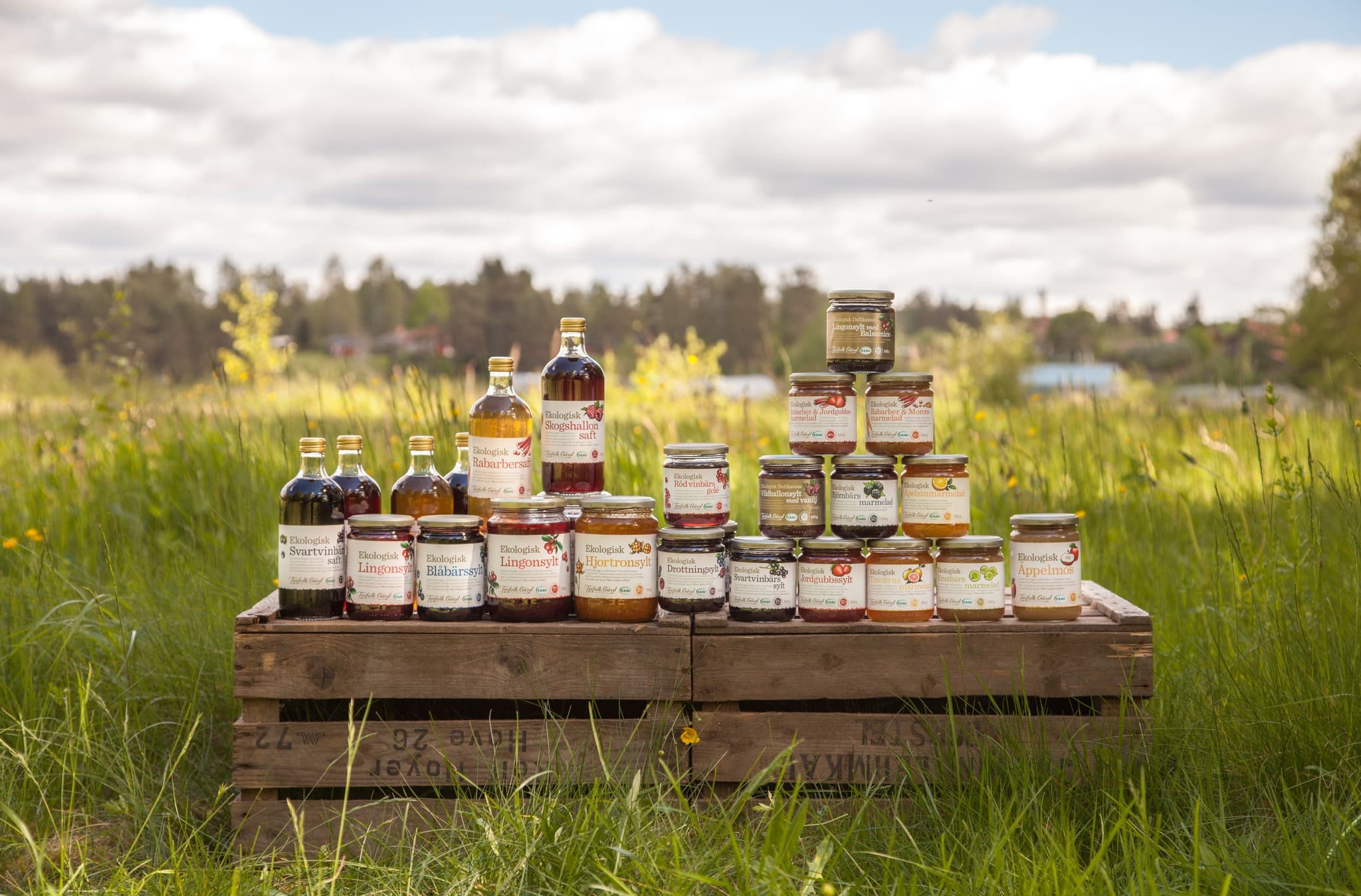 Torfolk gårds sortiment uppställt på lådor framför en äng