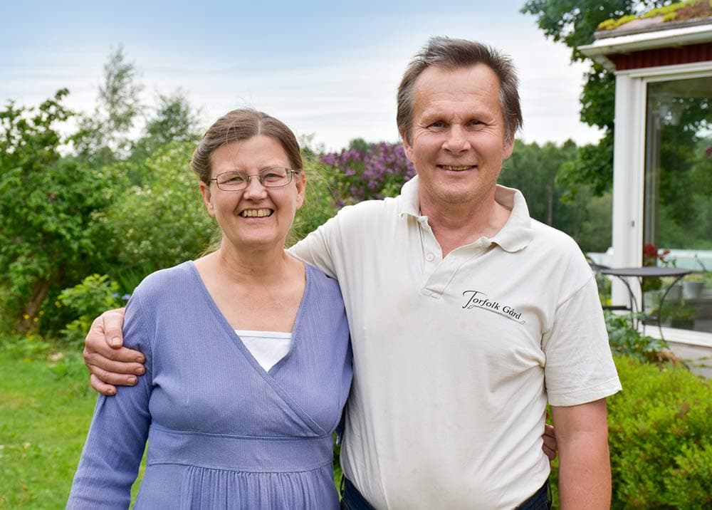 Olle & Marica framför Torfolk gård